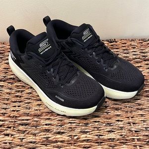 Skechers GoRun MaxRoad 6, Men’s 9.5. Great condition.